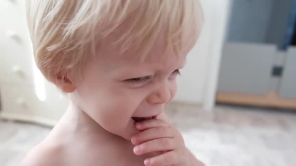 Çocukların Odasında Ağlayan Sevimli Tüylü Bir Bebek Yüksek Kalite Görüntü — Stok video