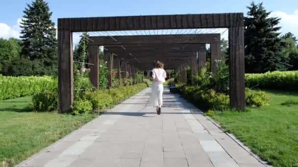 Красивая Девушка Бежит Через Арки Парке Высококачественные Кадры — стоковое видео