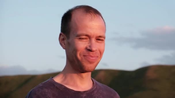 Σαραντάχρονος Άντρας Περπατάει Στο Ηλιοβασίλεμα Χαμογελώντας Στην Κάμερα Υψηλής Ποιότητας — Αρχείο Βίντεο