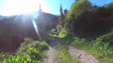Dağ yolunda hızlı bir şekilde yürü. Yüksek kalite 4k görüntü