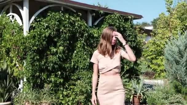Parkta Genç Çekici Bir Kadın Saçına Dokunuyor Yüksek Kalite Görüntü — Stok video