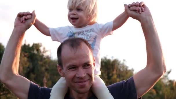 Père Avec Fils Mignon Sur Les Épaules Coucher Soleil Regarder — Video