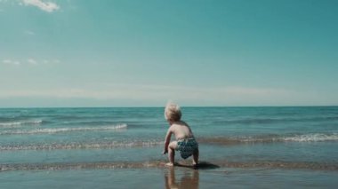 Deniz kıyısında koşan küçük şirin çocuk. Yüksek kalite 4k görüntü