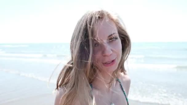 Denizin Arka Planında Bikinili Güzel Genç Bir Kadın Ellerini Kaldırıyor — Stok video