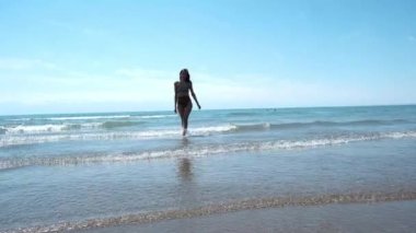 Mutlu genç kadın denizden karaya çıkar. Yüksek kalite 4k görüntü