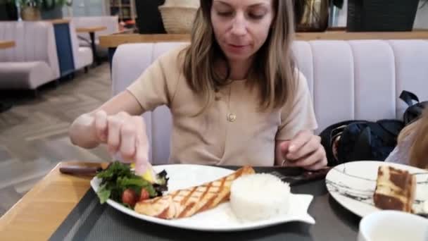 Bela Mulher Senta Café Aperta Limão Comida Imagens Alta Qualidade — Vídeo de Stock
