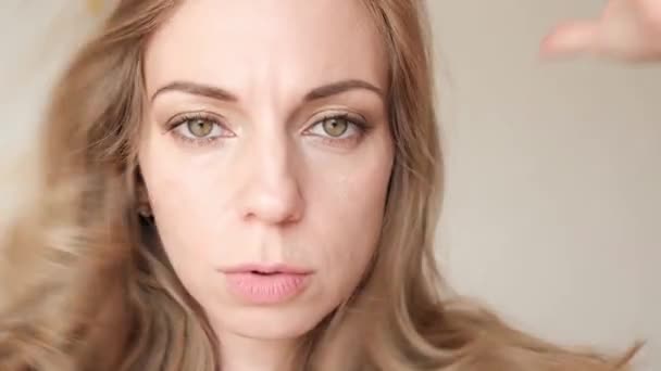 Portretul Unei Femei Frumoase Care Își Atinge Părul Curbat Imagini — Videoclip de stoc