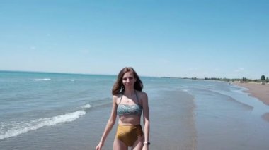 Deniz kıyısında mayo giymiş güzel bir kadının portresi. Yüksek kalite 4k görüntü