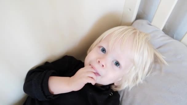 Lille Sød Dreng Smilende Mens Står Krybbe Smukt Smil Høj – Stock-video