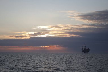 Petrol kulesiyle denizin üzerinde güzel bir gün batımı
