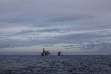 Deniz aşırı petrol platformu, Ekofisk, Norveç, bulutlu arka plan