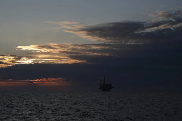 Belo Pôr Sol Sobre Mar Com Equipamento Petróleo — Fotografia de Stock