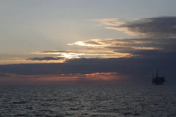 Belo Pôr Sol Sobre Mar Com Equipamento Petróleo — Fotografia de Stock