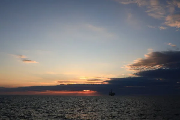 Beautiful Sunset Sea Oil Rig — Zdjęcie stockowe