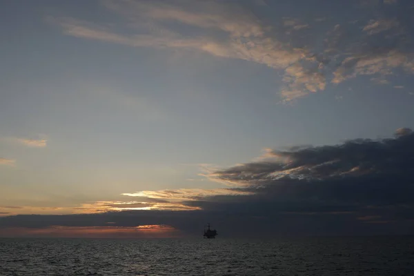 Belo Pôr Sol Sobre Mar Com Equipamento Petróleo — Fotografia de Stock