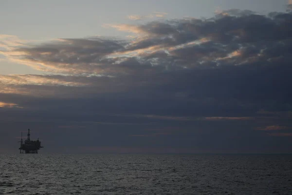 Prachtige Zonsondergang Boven Zee Met Olieplatform — Stockfoto
