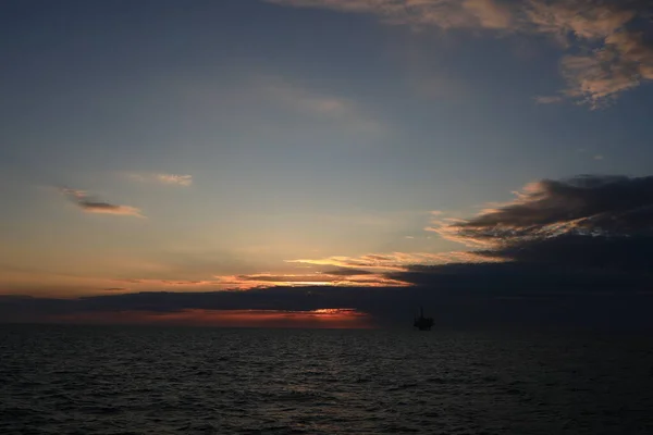 Beautiful Sunset Sea Oil Rig — Foto Stock