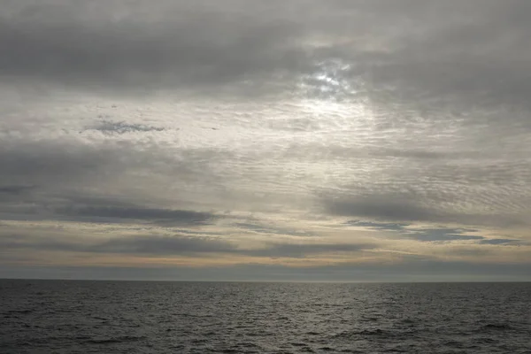 Beyaz bulutlu dramatik fırtınalı gökyüzü