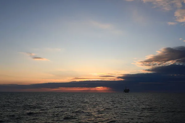 Belo Pôr Sol Sobre Mar Com Equipamento Petróleo — Fotografia de Stock