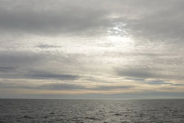 Bulutlu gökyüzü ve bulutların arkasında güneş