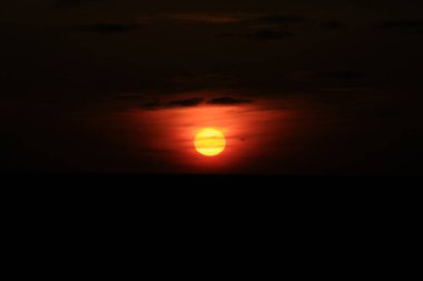 Günbatımı bulutlu açık deniz Ekofisk Norveç