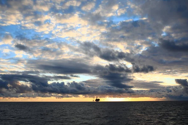 Pôr Sol Nublado Com Equipamento Petróleo Offshore Ekofisk Mar Norte — Fotografia de Stock