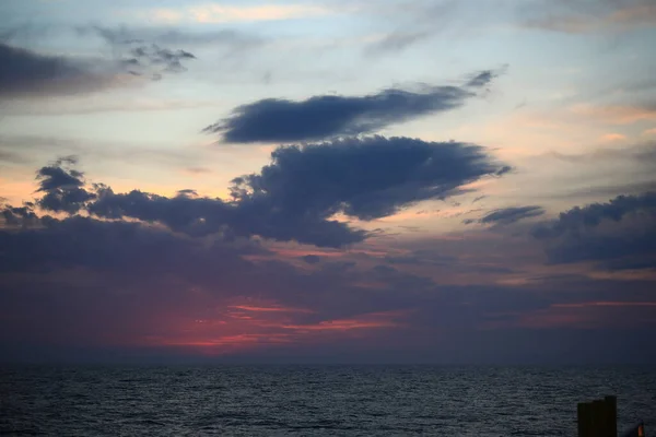 Ekofisk açıklarında bulutlu gün batımı Kuzey denizi