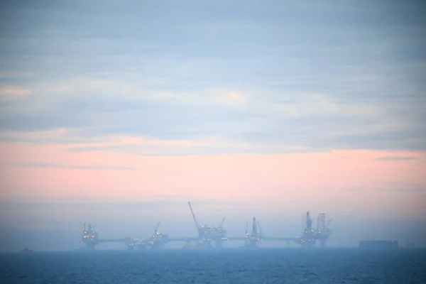 Bulutlu arkaplanda Ekofisk kompleksi