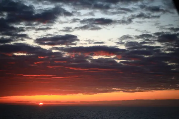 Gün batımı açık deniz bulutlu koyu kırmızı 