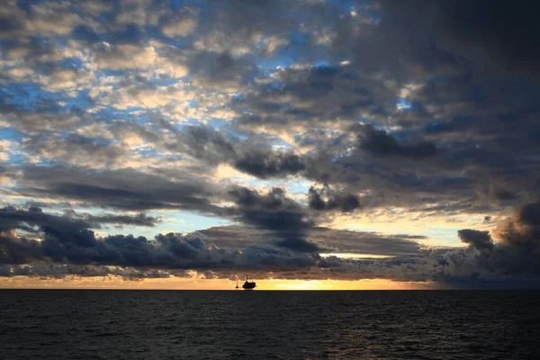 Petrol kulesi akşam gökyüzü gün batımı bulutlu güzel renkler