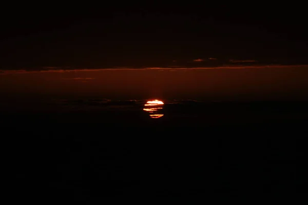 Gün batımı açık deniz bulutlu koyu kırmızı 