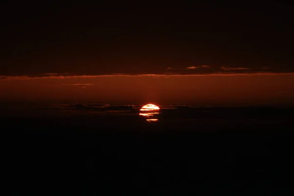 Gün batımı açık deniz bulutlu koyu kırmızı 