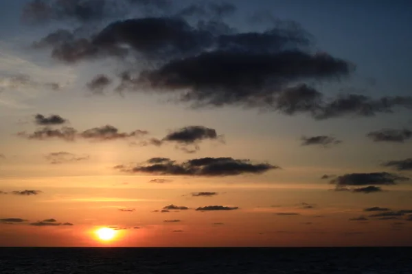 Gün batımı açık deniz bulutlu koyu kırmızı 