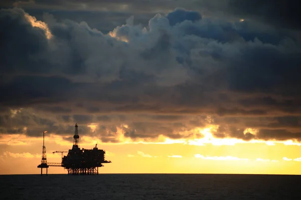 Olieplatform Avond Hemel Zonsondergang Bewolkt Mooie Kleuren — Stockfoto