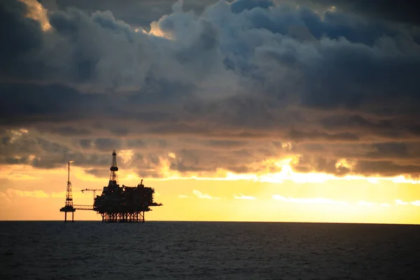 Petrol kulesi akşam gökyüzü gün batımı bulutlu güzel renkler