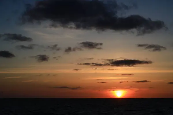 Gün batımı açık deniz bulutlu koyu kırmızı 