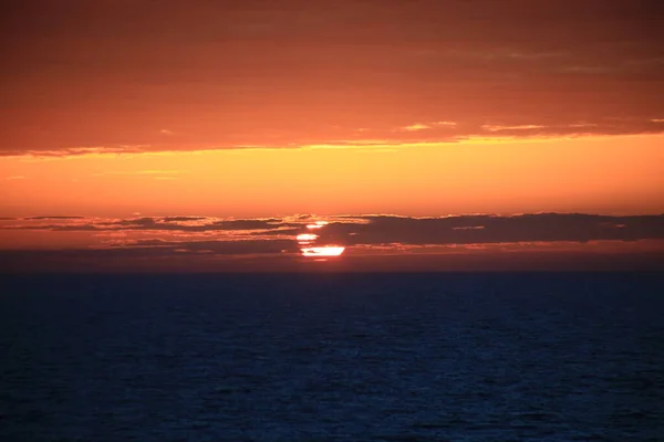 Sonnenuntergang Vor Der Küste Bewölkt Dunkelrot — Stockfoto