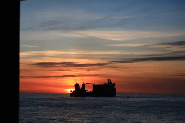 Schip Zonsondergang Met Bewolkte Achtergrond — Stockfoto