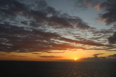 Denizin üzerinde güzel bir gün batımı