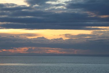 Güneşsiz ve bulutsuz gün batımı