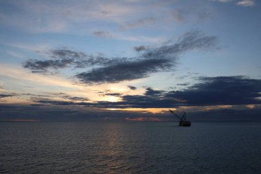 Güneşsiz ve bulutsuz gün batımı