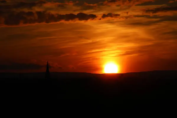 Denizin üzerinde güzel bir gün batımı