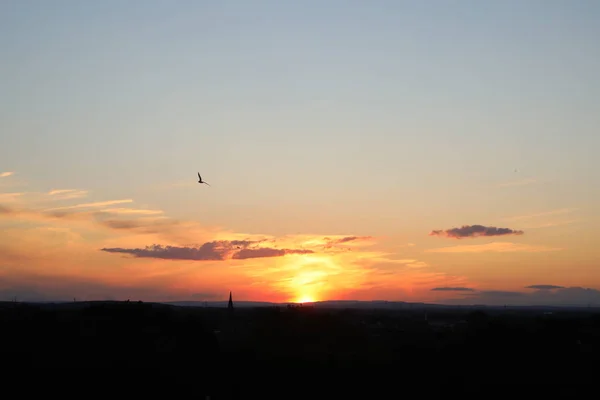 Denizin üzerinde güzel bir gün batımı