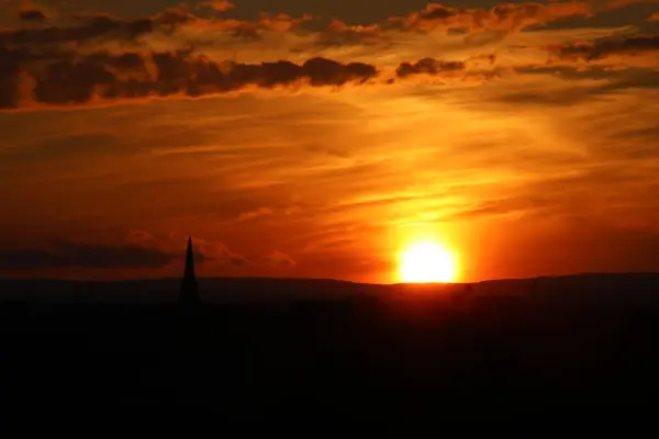 Denizin üzerinde güzel bir gün batımı