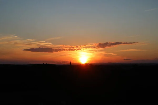 Denizin üzerinde güzel bir gün batımı