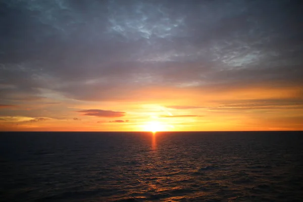 Denizin üzerinde güzel bir gün batımı