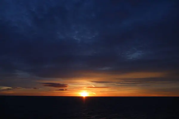 Denizin üzerinde güzel bir gün batımı