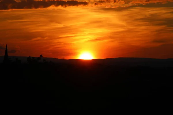 Denizin üzerinde güzel bir gün batımı