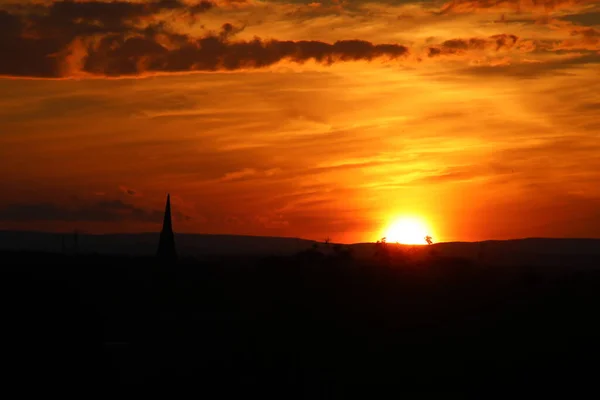 Denizin üzerinde güzel bir gün batımı