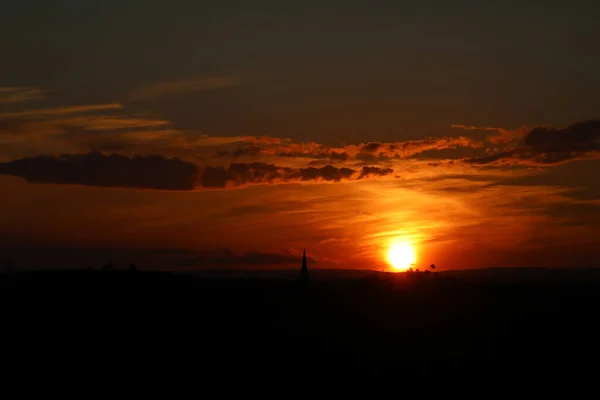 Denizin üzerinde güzel bir gün batımı